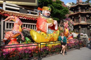 黄头发的熟女大姐游玩时展示大腿的照片