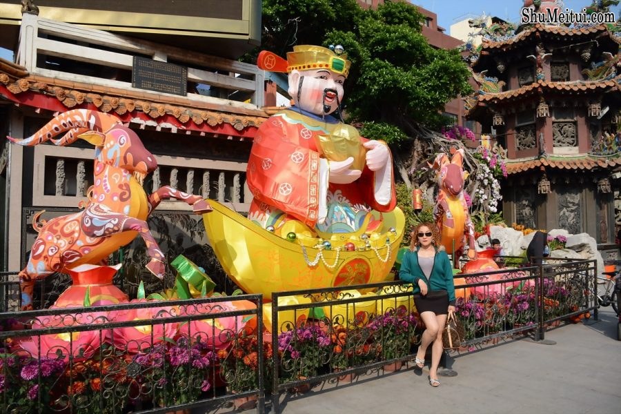 黄头发的熟女大姐游玩时展示大腿的照片[第11张/共26张]