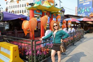 黄头发的熟女大姐游玩时展示大腿的照片