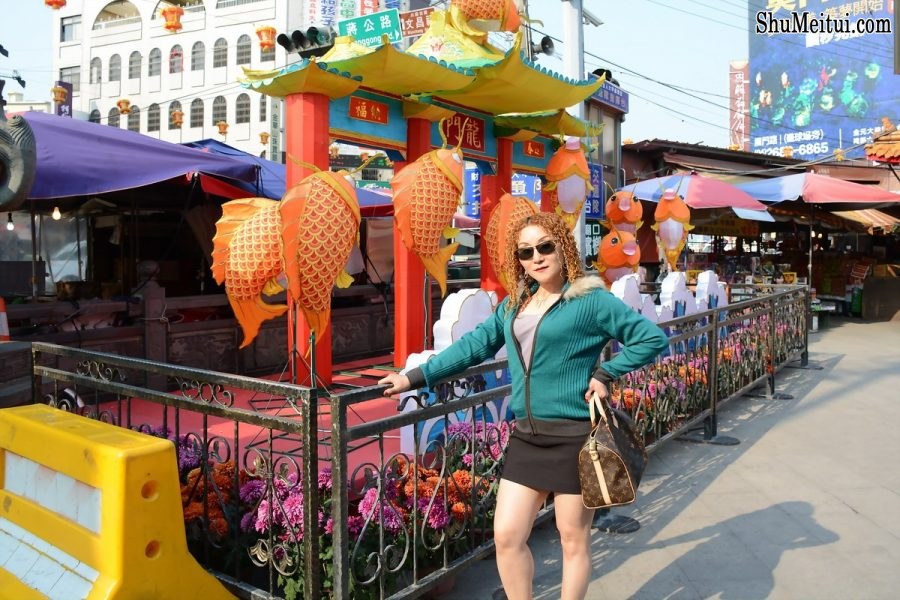 黄头发的熟女大姐游玩时展示大腿的照片[第12张/共26张]