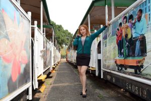 黄头发的熟女大姐游玩时展示大腿的照片