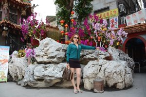 黄头发的熟女大姐游玩时展示大腿的照片