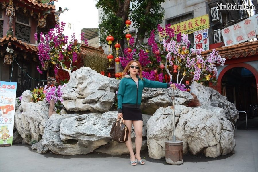 黄头发的熟女大姐游玩时展示大腿的照片[第17张/共26张]