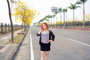 黄头发的熟女大姐游玩时展示大腿的照片