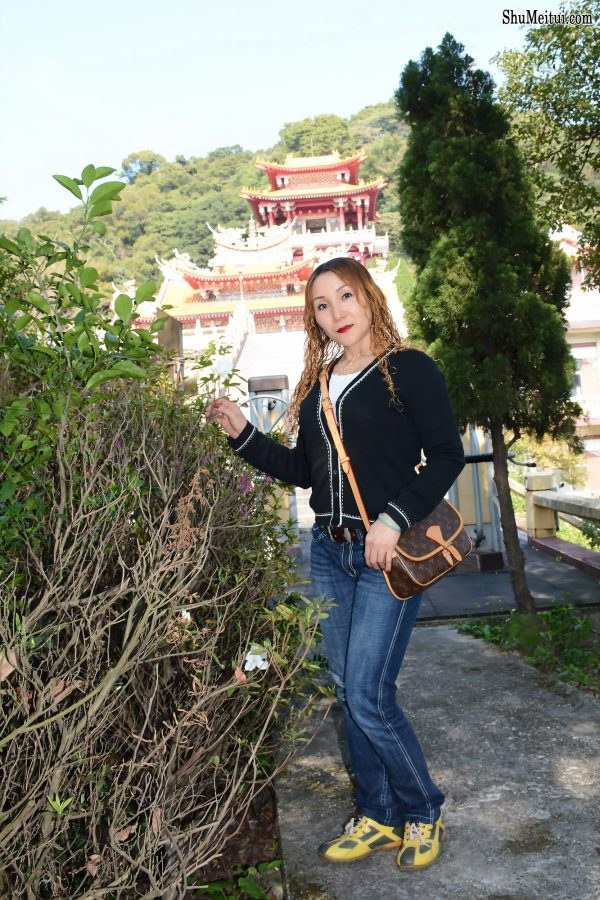 黄头发的熟女大姐游玩时展示大腿的照片[第26张/共26张]