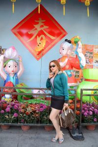 黄头发的熟女大姐游玩时展示大腿的照片