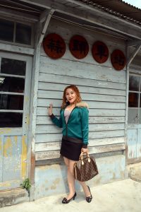 黄头发的熟女大姐游玩时展示大腿的照片