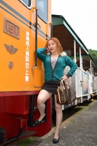 黄头发的熟女大姐游玩时展示大腿的照片