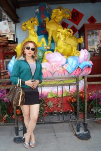 黄头发的熟女大姐游玩时展示大腿的照片