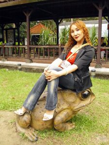 染了黄发的熟女宝岛甜甜这次穿上了牛仔裤配高跟鞋