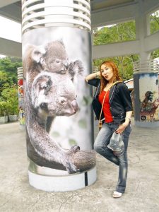 染了黄发的熟女宝岛甜甜这次穿上了牛仔裤配高跟鞋