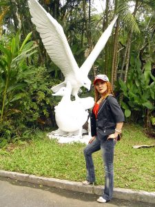 染了黄发的熟女宝岛甜甜这次穿上了牛仔裤配高跟鞋