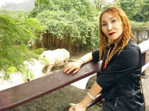 染了黄发的熟女宝岛甜甜这次穿上了牛仔裤配高跟鞋