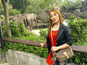 染了黄发的熟女宝岛甜甜这次穿上了牛仔裤配高跟鞋