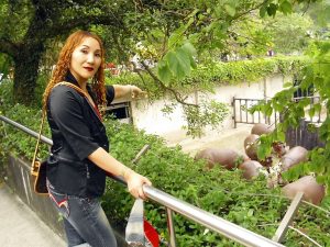 染了黄发的熟女宝岛甜甜这次穿上了牛仔裤配高跟鞋