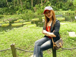 染了黄发的熟女宝岛甜甜这次穿上了牛仔裤配高跟鞋