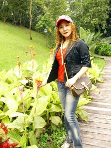 染了黄发的熟女宝岛甜甜这次穿上了牛仔裤配高跟鞋