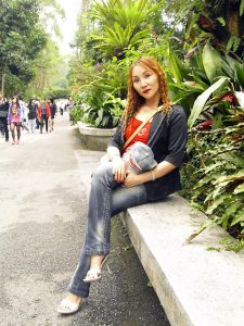 染了黄发的熟女宝岛甜甜这次穿上了牛仔裤配高跟鞋