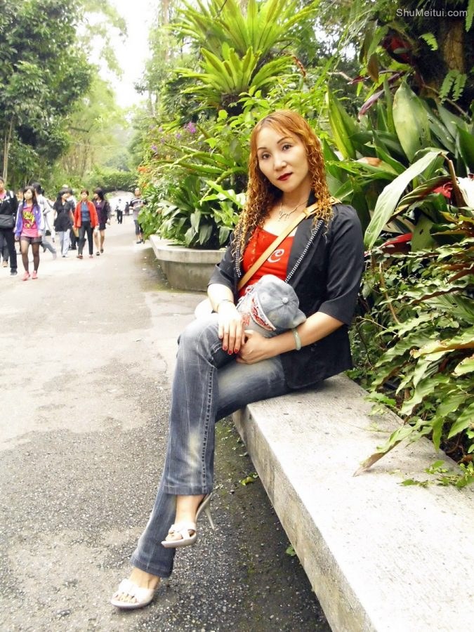 染了黄发的熟女宝岛甜甜这次穿上了牛仔裤配高跟鞋[第2张/共42张]