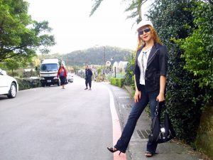 染了黄发的熟女宝岛甜甜这次穿上了牛仔裤配高跟鞋