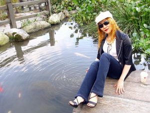 染了黄发的熟女宝岛甜甜这次穿上了牛仔裤配高跟鞋