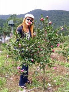 染了黄发的熟女宝岛甜甜这次穿上了牛仔裤配高跟鞋