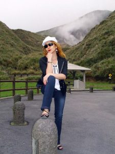 染了黄发的熟女宝岛甜甜这次穿上了牛仔裤配高跟鞋