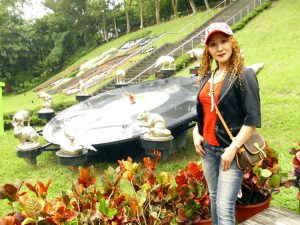 染了黄发的熟女宝岛甜甜这次穿上了牛仔裤配高跟鞋