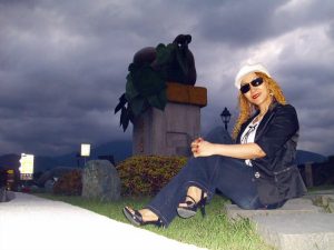 染了黄发的熟女宝岛甜甜这次穿上了牛仔裤配高跟鞋