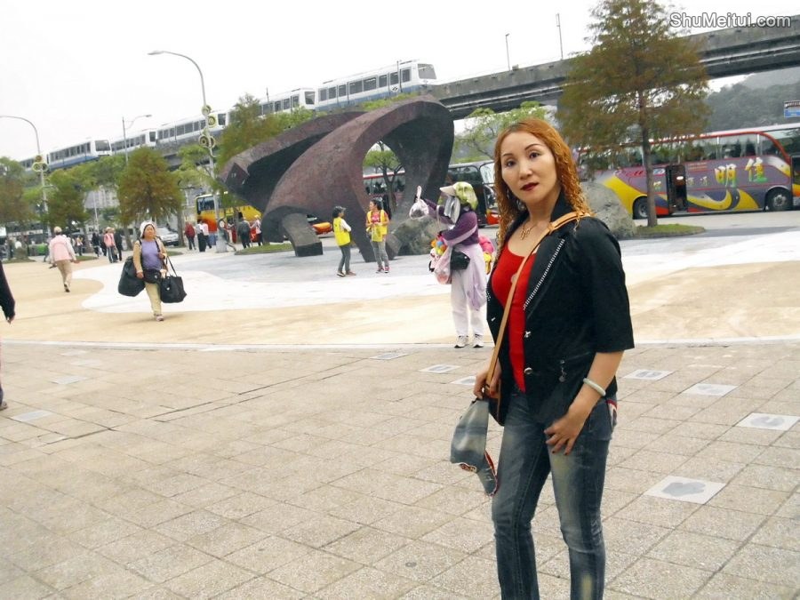 染了黄发的熟女宝岛甜甜这次穿上了牛仔裤配高跟鞋[第3张/共42张]