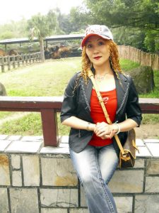 染了黄发的熟女宝岛甜甜这次穿上了牛仔裤配高跟鞋