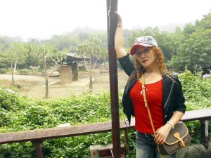 染了黄发的熟女宝岛甜甜这次穿上了牛仔裤配高跟鞋