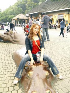 染了黄发的熟女宝岛甜甜这次穿上了牛仔裤配高跟鞋