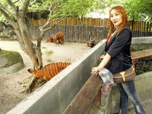 染了黄发的熟女宝岛甜甜这次穿上了牛仔裤配高跟鞋