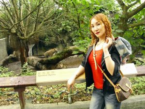 染了黄发的熟女宝岛甜甜这次穿上了牛仔裤配高跟鞋