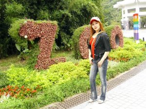 染了黄发的熟女宝岛甜甜这次穿上了牛仔裤配高跟鞋