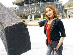 染了黄发的熟女宝岛甜甜这次穿上了牛仔裤配高跟鞋