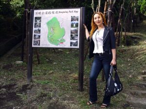 染了黄发的熟女宝岛甜甜这次穿上了牛仔裤配高跟鞋