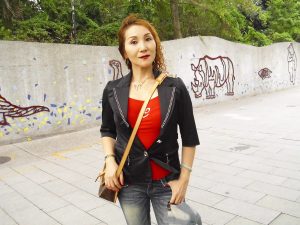 染了黄发的熟女宝岛甜甜这次穿上了牛仔裤配高跟鞋