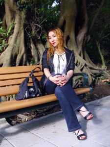 染了黄发的熟女宝岛甜甜这次穿上了牛仔裤配高跟鞋