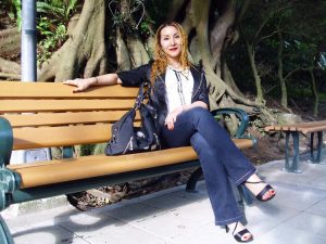 染了黄发的熟女宝岛甜甜这次穿上了牛仔裤配高跟鞋