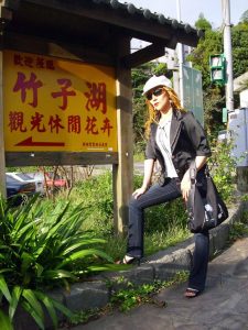 染了黄发的熟女宝岛甜甜这次穿上了牛仔裤配高跟鞋