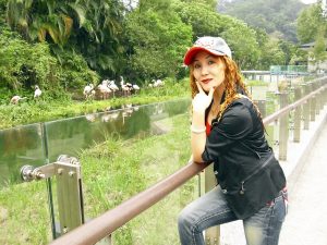 染了黄发的熟女宝岛甜甜这次穿上了牛仔裤配高跟鞋