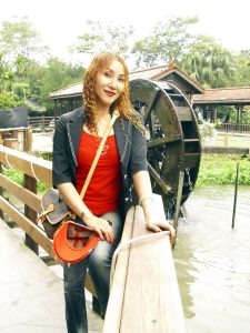 染了黄发的熟女宝岛甜甜这次穿上了牛仔裤配高跟鞋