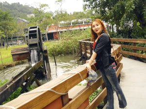 染了黄发的熟女宝岛甜甜这次穿上了牛仔裤配高跟鞋