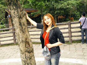 染了黄发的熟女宝岛甜甜这次穿上了牛仔裤配高跟鞋