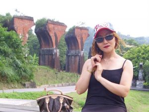 气质美姐环游台湾牛仔裤和短裙都很漂亮