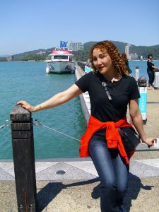 气质美姐环游台湾牛仔裤和短裙都很漂亮