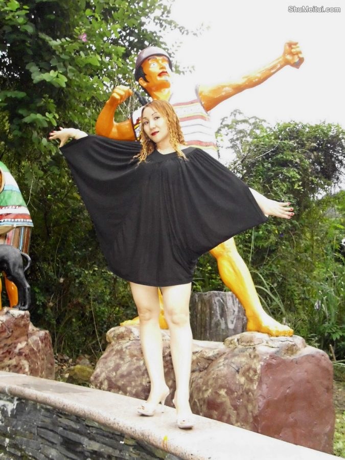 成熟魅力的甜甜姐美腿外拍[第10张/共24张]