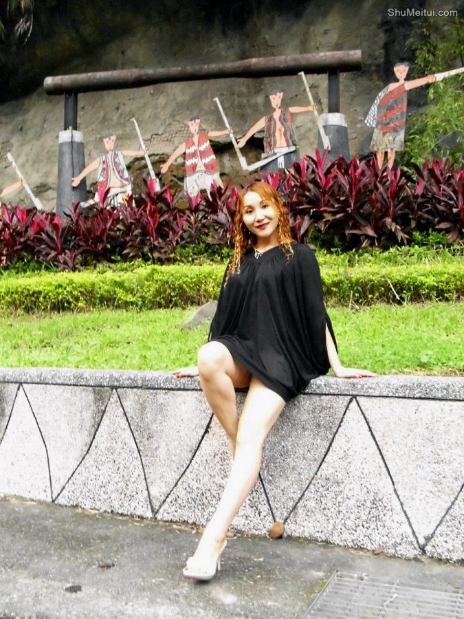 成熟魅力的甜甜姐美腿外拍[第7张/共24张]